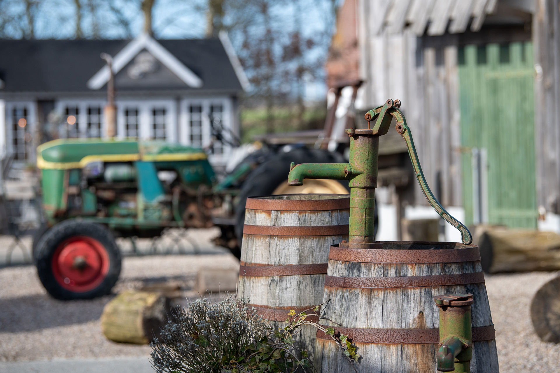 Alter Deutz-Trecker und rustikale Hofdeko im Zauberland auf der Schäferei Rolfs